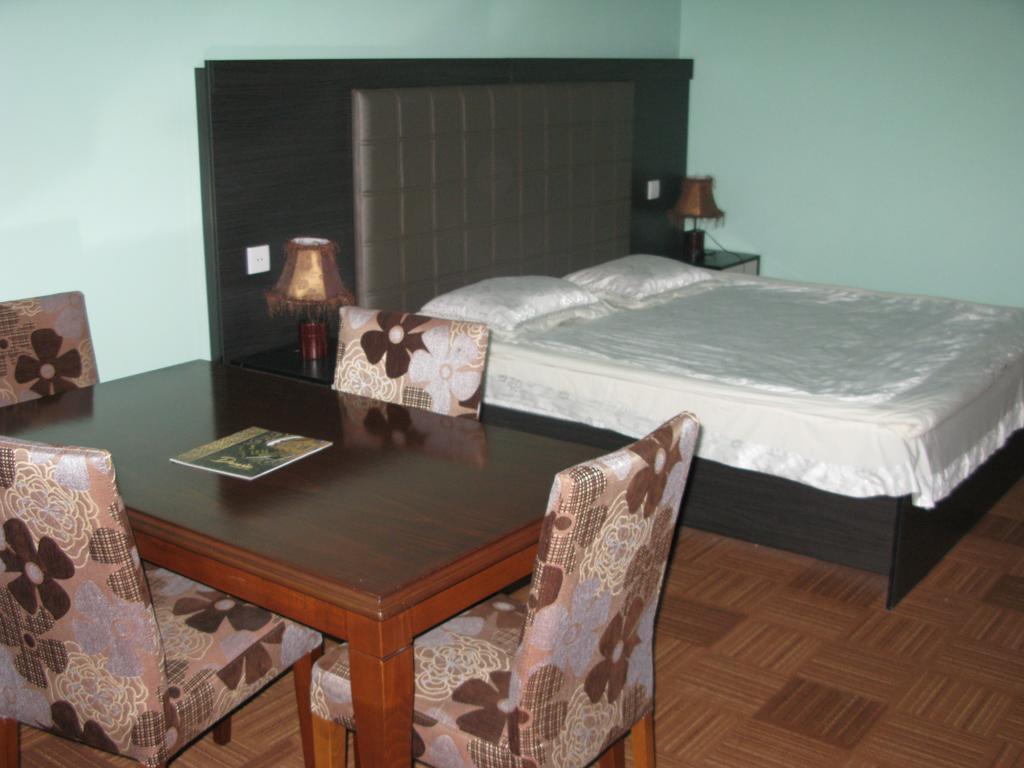 Deniz Guest House Набран Екстериор снимка